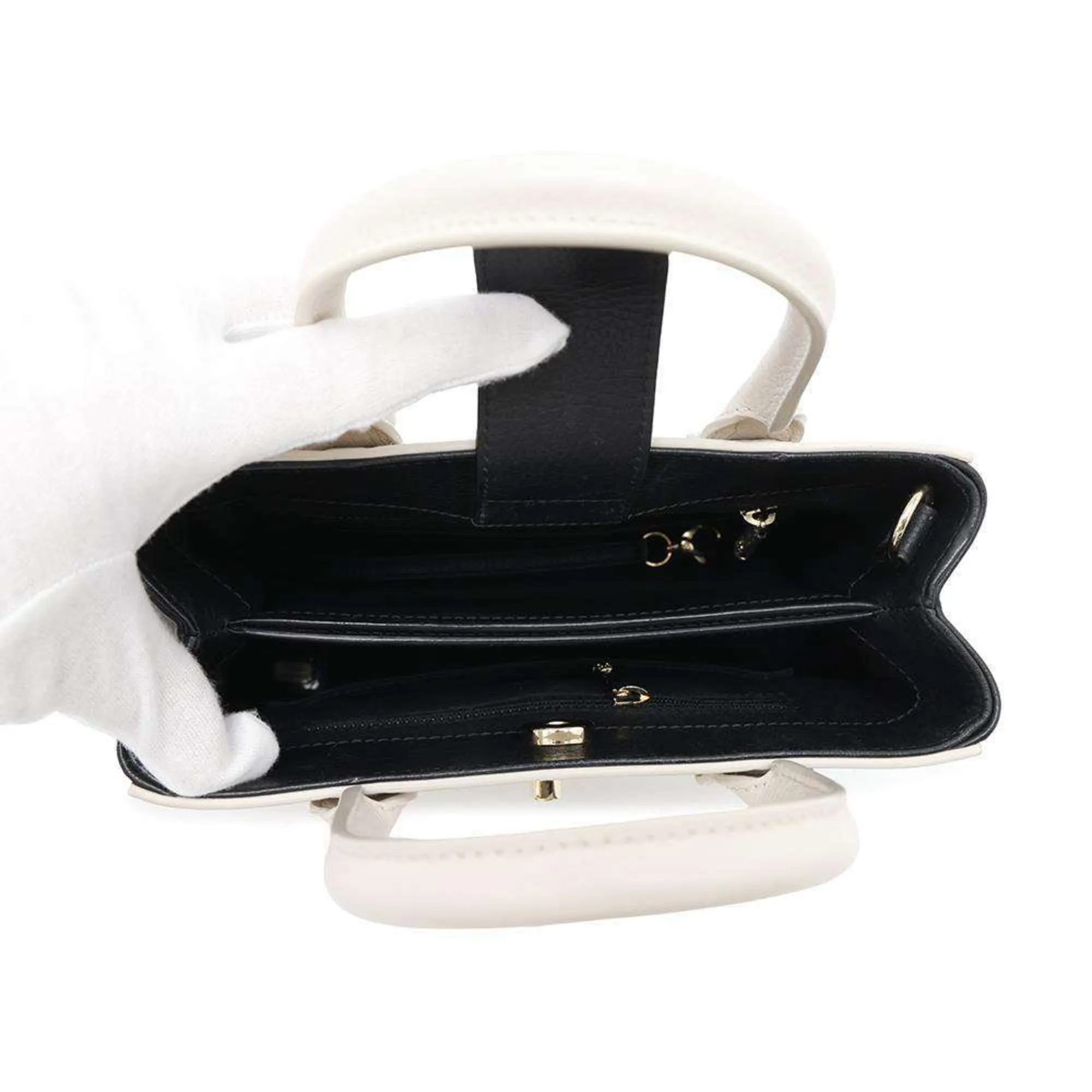 Chanel ivory Leather Handbag Shopping Bag (Pre-Owned)