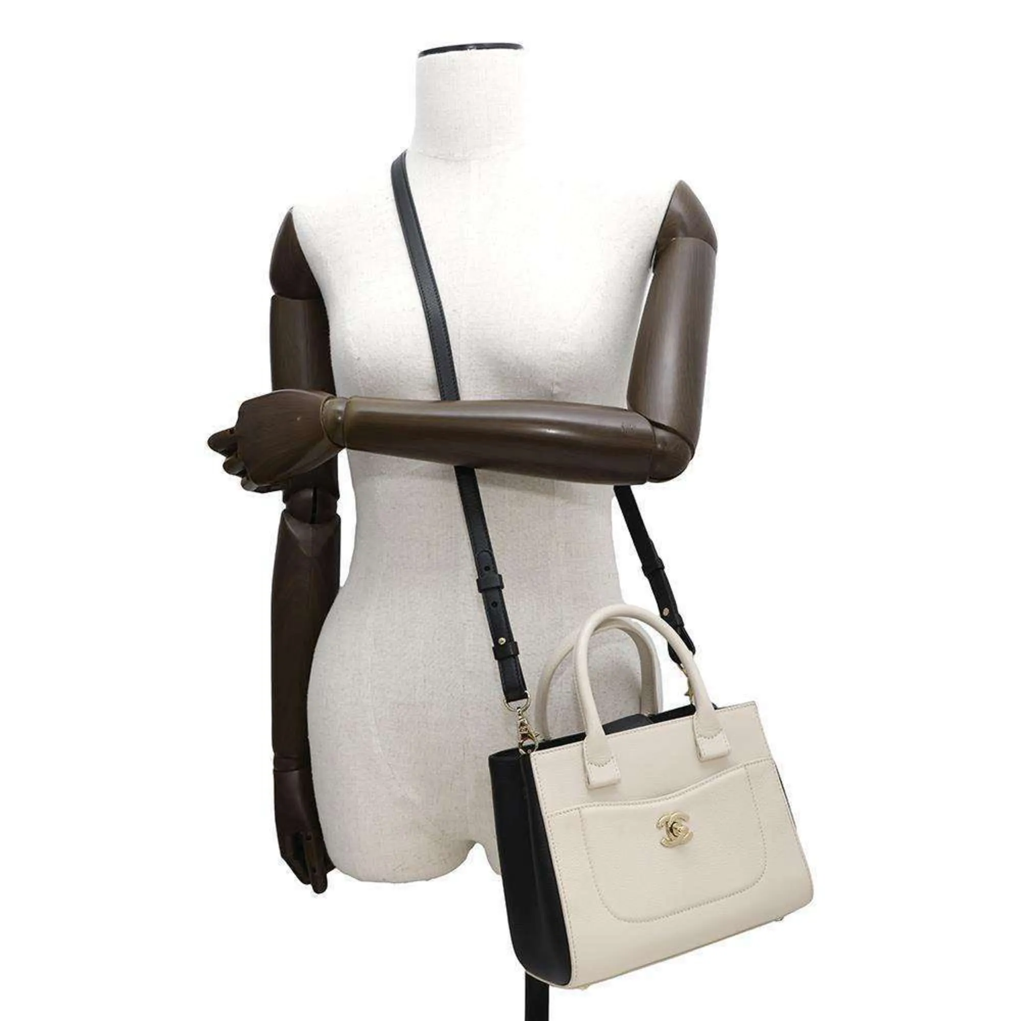 Chanel ivory Leather Handbag Shopping Bag (Pre-Owned)