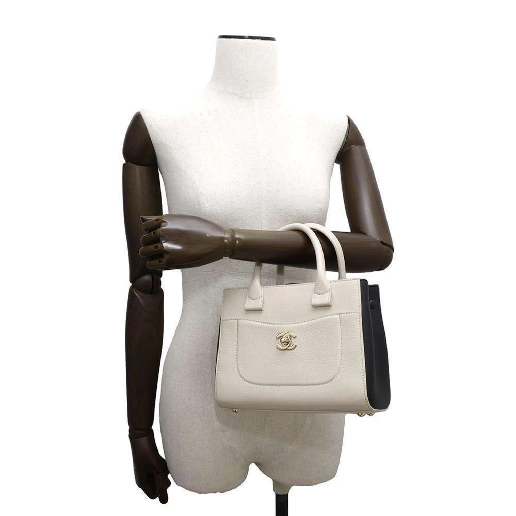 Chanel ivory Leather Handbag Shopping Bag (Pre-Owned)
