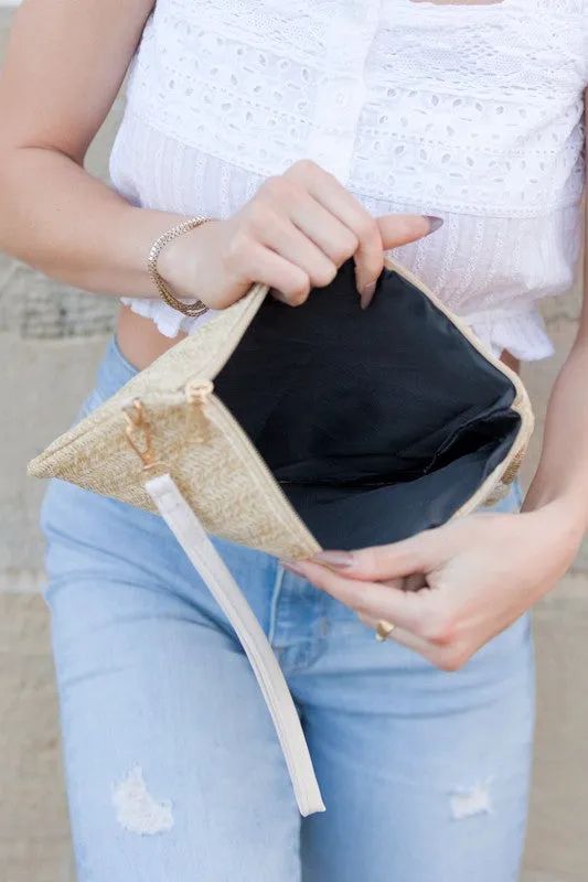 Daisy Woven Straw Clutch