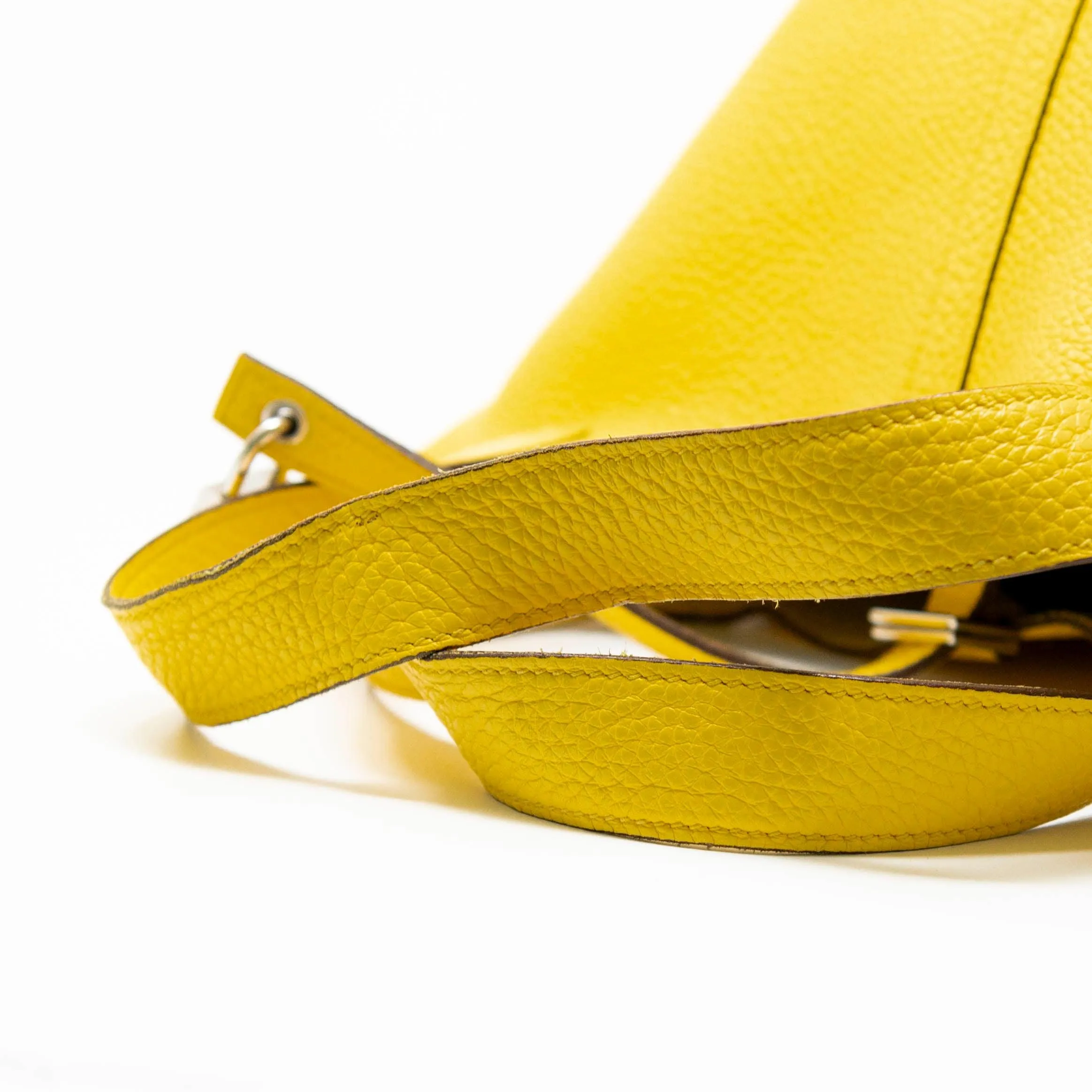 Hermes Jaune de Naples Clemence Picotin 22